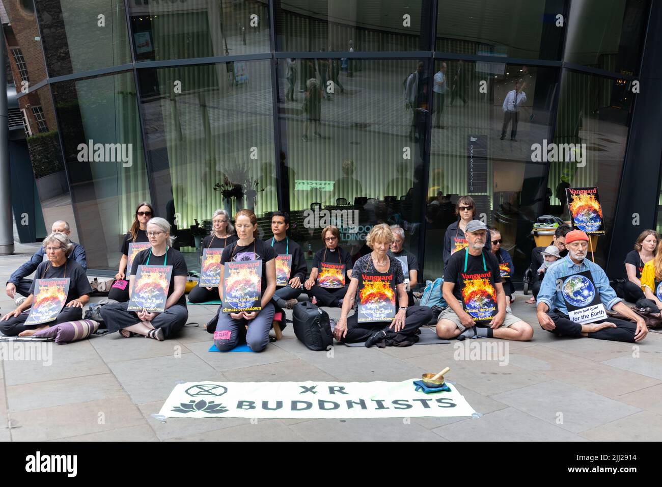 Londra, Inghilterra, Regno Unito 22/07/2022 i membri della Rebellion d'estinzione buddisti hanno una passeggiata silenziosa alla Vanguard Asset Management Company dove si trovano in silenzio meditativo parte di una serie di azioni in corso contro l'azienda Foto Stock