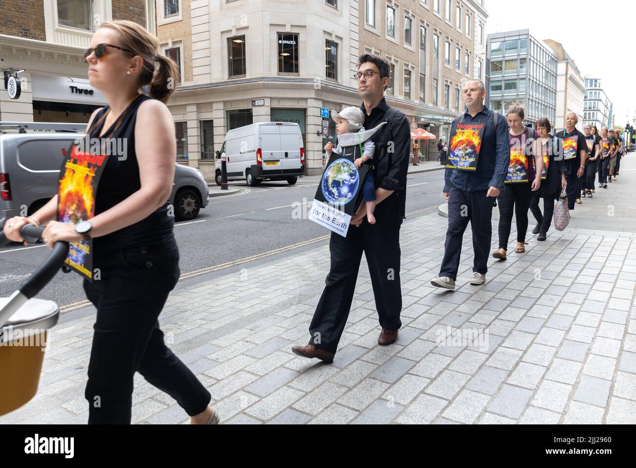 Londra, Inghilterra, Regno Unito 22/07/2022 i membri della Rebellion d'estinzione buddisti hanno una passeggiata silenziosa alla Vanguard Asset Management Company dove si trovano in silenzio meditativo parte di una serie di azioni in corso contro l'azienda Foto Stock