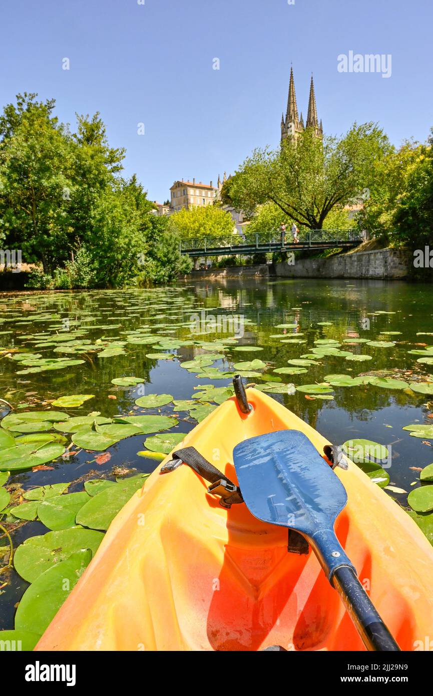 A Niort, un'esperienza turistica unica è una gita in canoa o kayak sul Sèvre Niortaise Foto Stock