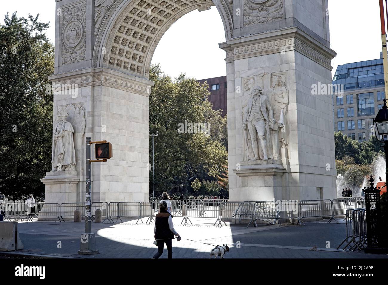 New York, NY, USA - 22 luglio 2022: Il Washington Square Arch è stato lavato a potenza circondato da barricate per prevenire nuovi graffiti Foto Stock