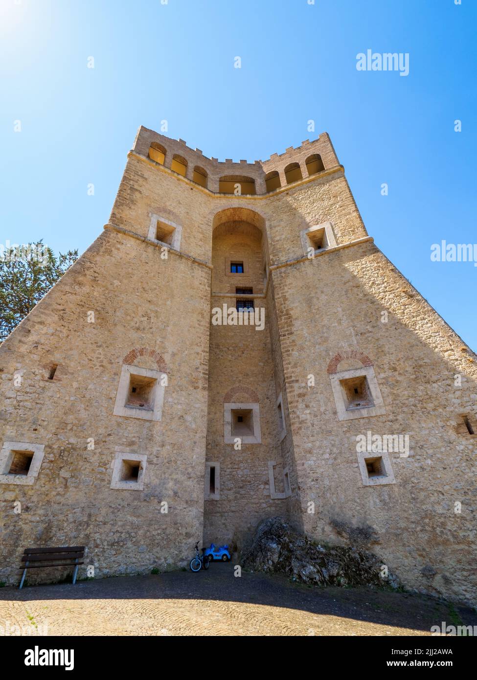 Mura del Castello Sforza Cesarini a Rocca Sinibalda - Rieti, Italia Foto Stock
