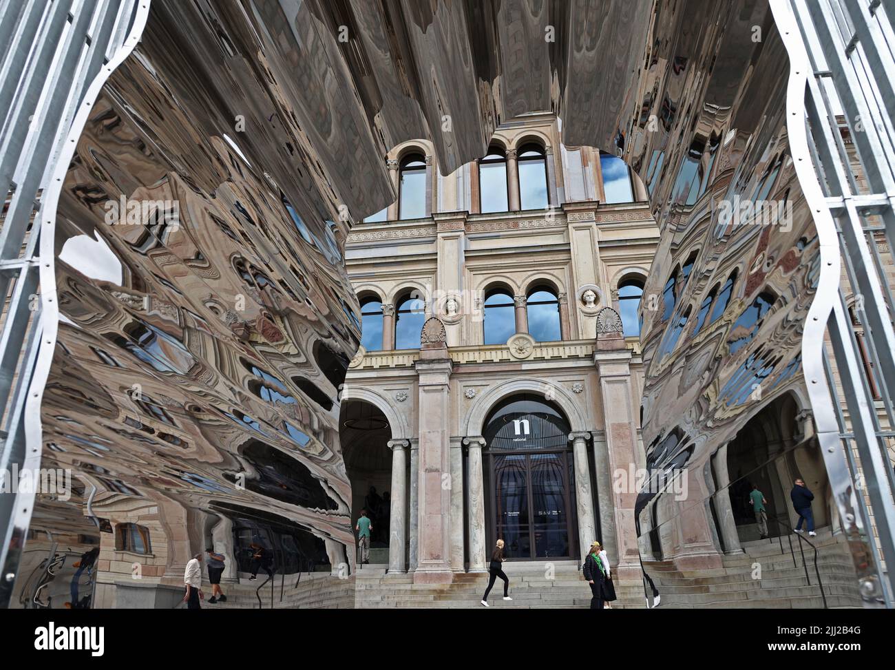 La vita quotidiana a Stoccolma, Svezia, durante il sabato. L'opera 'Arch 2017' dell'artista ai Weiwei appena fuori dal museo. Il Museo Nazionale delle Belle Arti è la galleria nazionale della Svezia, situata sulla penisola Blasieholmen nel centro di Stoccolma. Foto Stock
