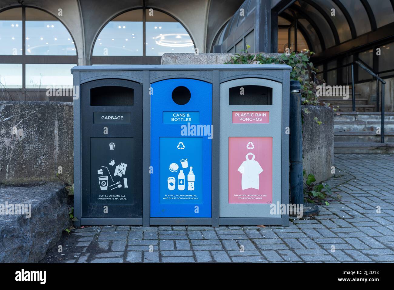 Bidone per rifiuti per ponchi piovosi in plastica, solo rifiuti, contenitori per rifiuti e bottiglie. Cestino nel parco pubblico delle Cascate del Niagara. Foto Stock