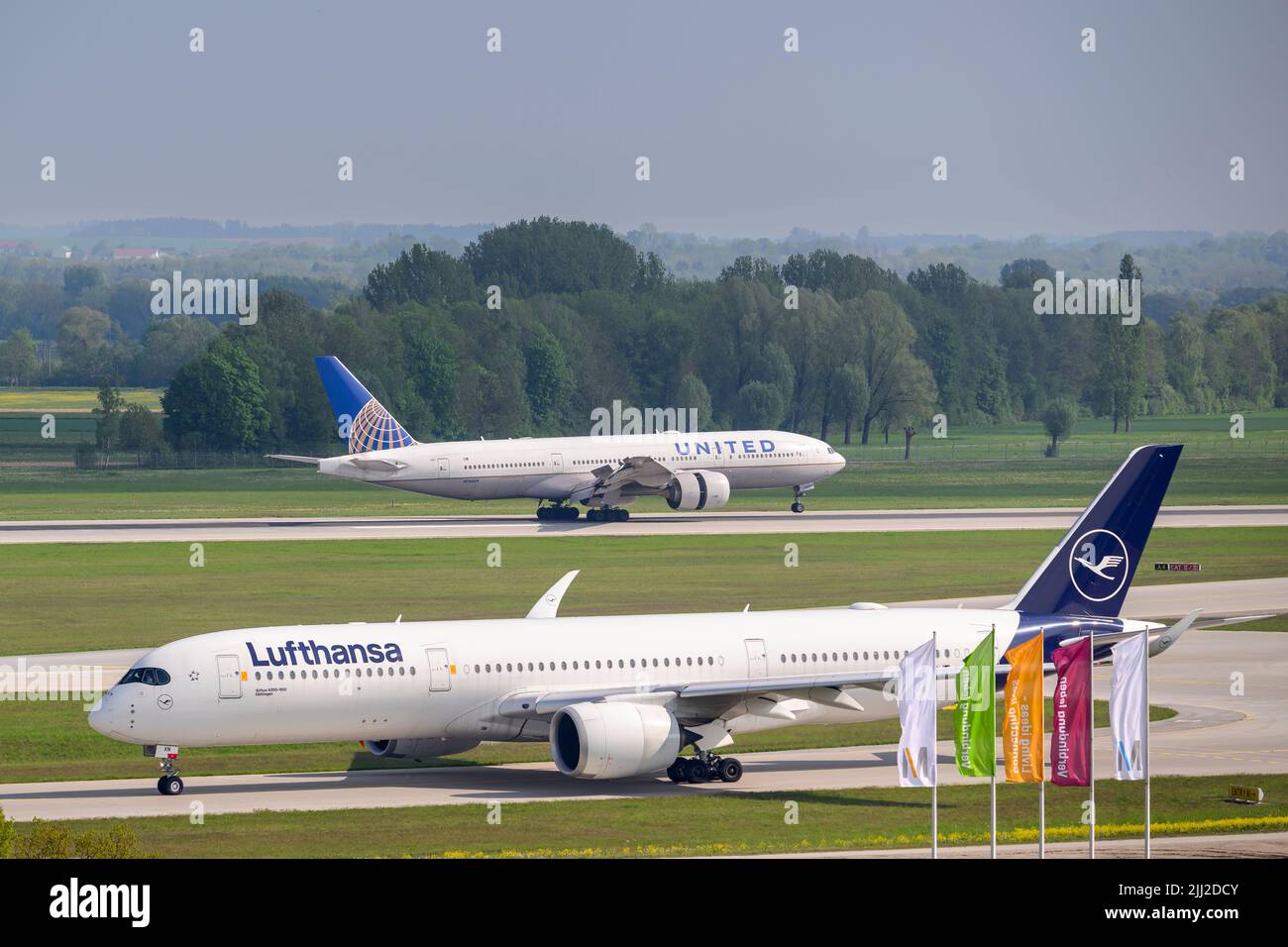 Monaco di Baviera, Germania - 09. Maggio 2022 : Lufthansa Airbus A350-941 con l'immatricolazione del velivolo D-AIXN sta tassando per decollo sulla pista nord 08L o Foto Stock