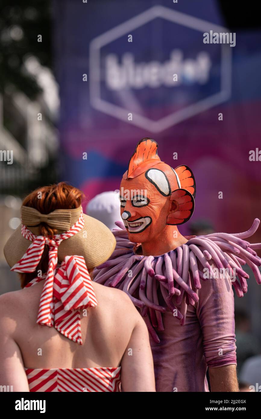 Cheshire, Regno Unito. 22nd luglio 2022. Festival Goers al festival Bluedot. Che si svolge tra il 21 e il 24 luglio presso il sito patrimonio mondiale dell'UNESCO, Jodrell Bank, Cheshire Regno Unito, Bluedot è un festival di tre giorni di scoperta che è un mix di artisti, relatori, scienziati e artisti in un evento diverso da qualsiasi sulla terra. L'evento di quest'anno è stato affiancato da Groove Armada (venerdì), Metronomy (sabato), Mogwai (sabato) con Björk che ha in testa la domenica sera con un'esibizione iconica con l'Orchestra Hallé. L'imponente progetto di legge presenta anche spettacoli e colloqui di Tim Peake, professor Jim al-Khalili, Foto Stock