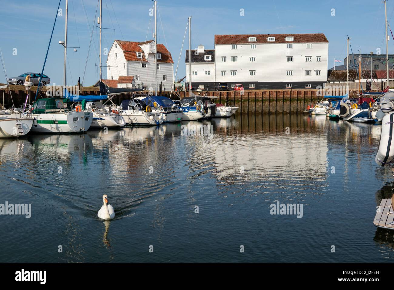 Marea Mill Yacht Harbor sul fiume Deben estuario a Woodbridge Suffolk con bianco tigemill sullo sfondo Foto Stock