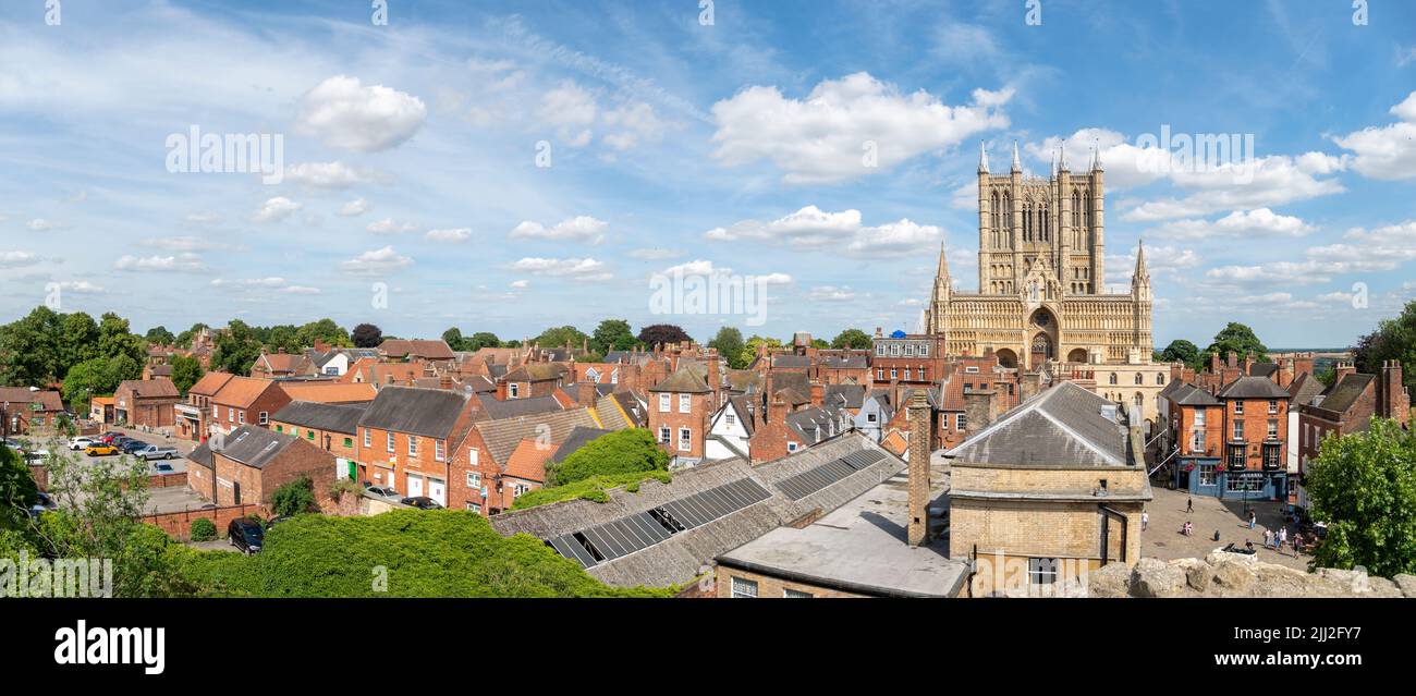 Lincoln cattedrale in paesaggio panoramico guardando ad est, Lincoln città 2022 Foto Stock