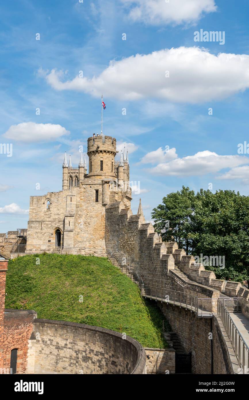 Torre di osservazione del Castello di Lincoln con le torri della cattedrale dietro dal muro a piedi, Lincoln città 2022 Foto Stock