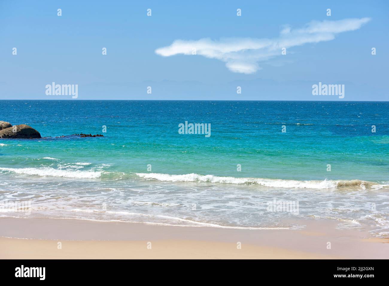 Spiaggia tranquilla con sabbia bianca in un ambiente naturale di mare in un luogo di fuga popolare per una vacanza a Città del Capo. Paesaggio dell'oceano su un Foto Stock