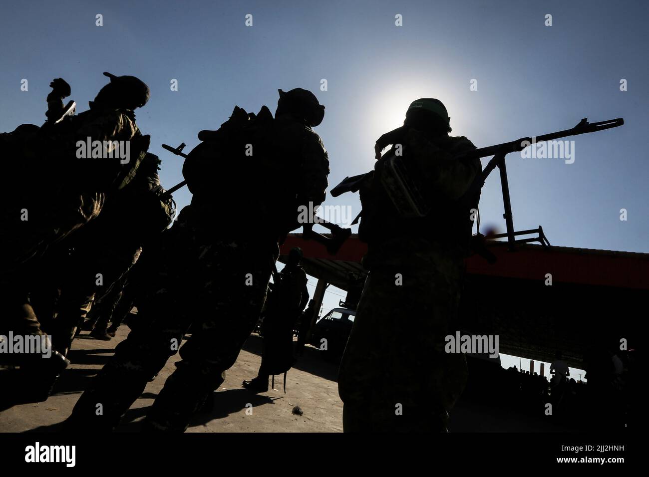 Uomini armati delle Brigate Izz al-DIN al-Qassam, l'ala militare di Hamas, partecipano a una parata militare a Gaza City. Palestina. Foto Stock