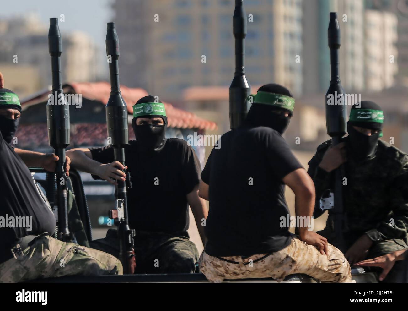 Uomini armati delle Brigate Izz al-DIN al-Qassam, l'ala militare di Hamas, partecipano a una parata militare a Gaza City. Palestina. Foto Stock