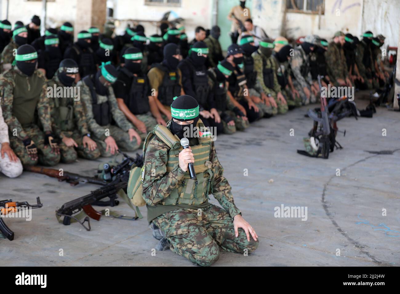 Uomini armati delle Brigate Izz al-DIN al-Qassam, l'ala militare di Hamas, partecipano a una parata militare a Gaza City. Palestina. Foto Stock