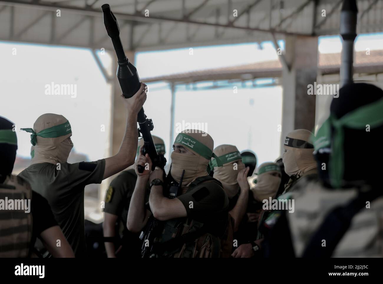 Uomini armati delle Brigate Izz al-DIN al-Qassam, l'ala militare di Hamas, partecipano a una parata militare a Gaza City. Palestina. Foto Stock