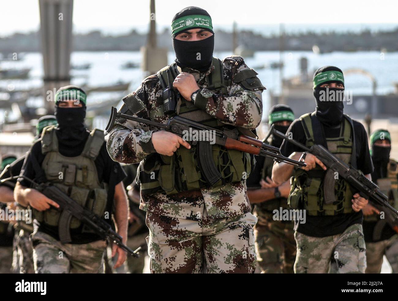 Uomini armati delle Brigate Izz al-DIN al-Qassam, l'ala militare di Hamas, partecipano a una parata militare a Gaza City. Palestina. Foto Stock