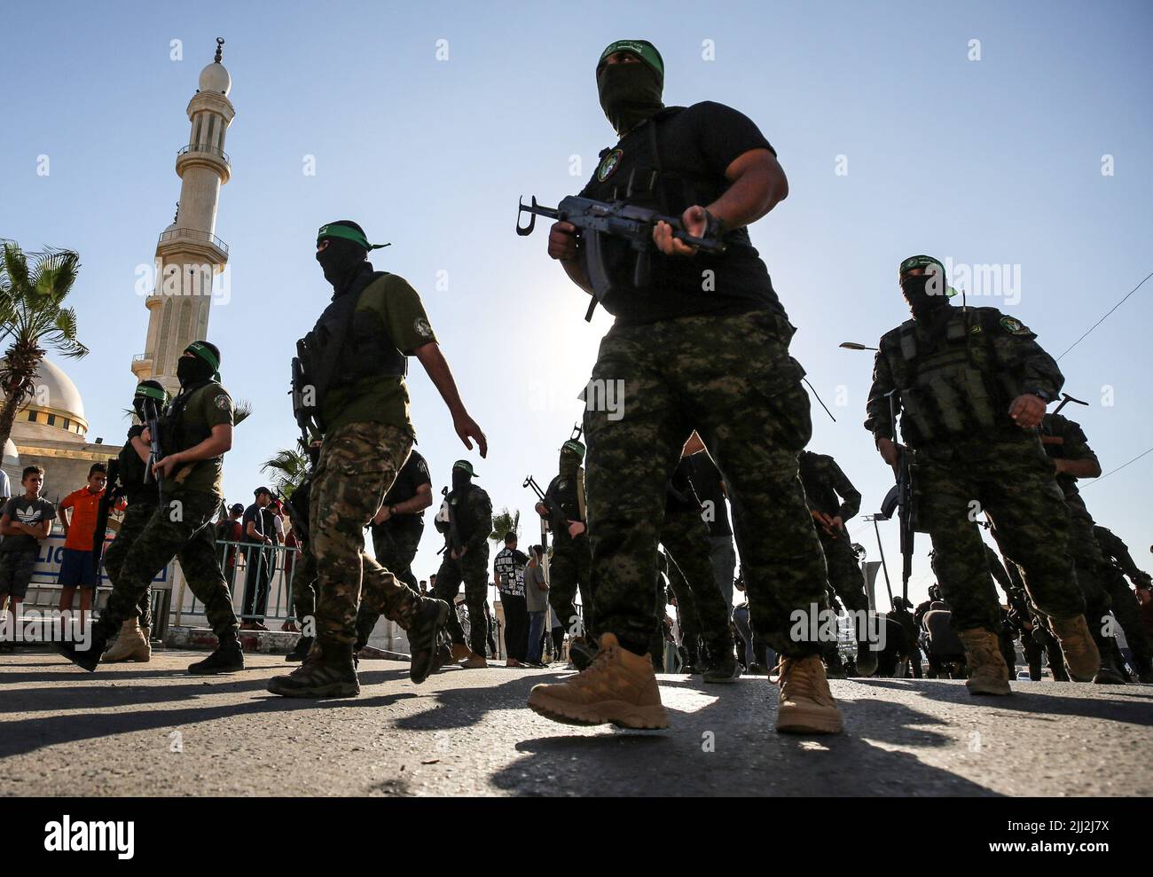 Uomini armati delle Brigate Izz al-DIN al-Qassam, l'ala militare di Hamas, partecipano a una parata militare a Gaza City. Palestina. Foto Stock