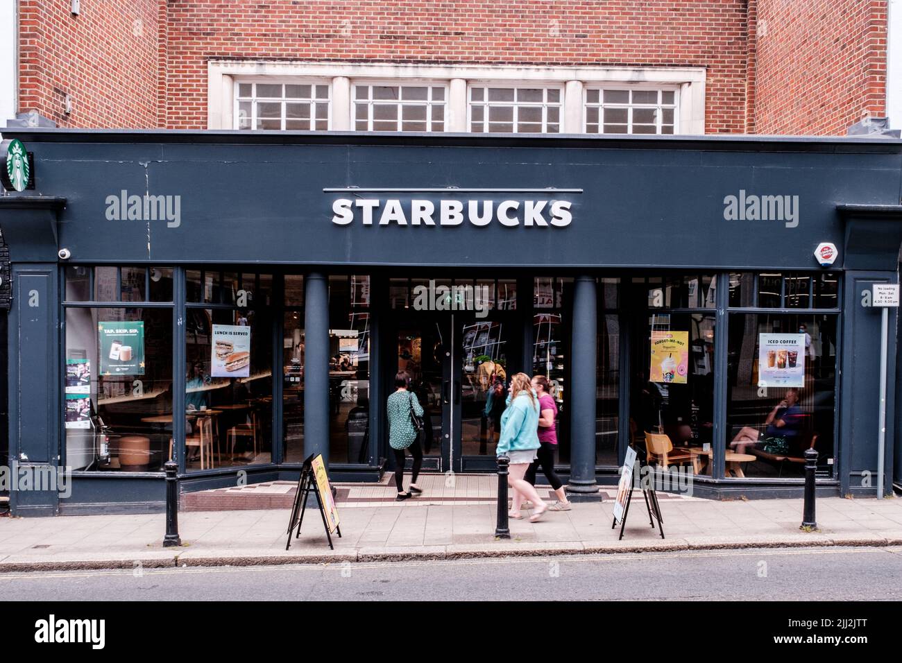 Dorking Surrey Hills UK, luglio 06 2022, ingresso al Coffee Shop Starbucks di High Streert con insegna e logo Foto Stock