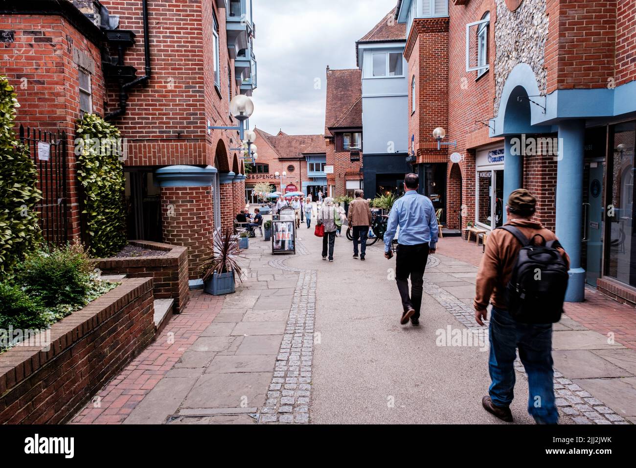 Dorking Surrey Hills UK, luglio 06 2022, gruppo di pedoni o di amanti dello shopping passeggiando accanto ai negozi della zona pedonale pedonale pedonale Foto Stock