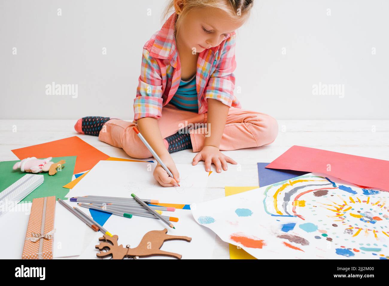 Istruzione della prima infanzia. Bambino artistico Foto Stock