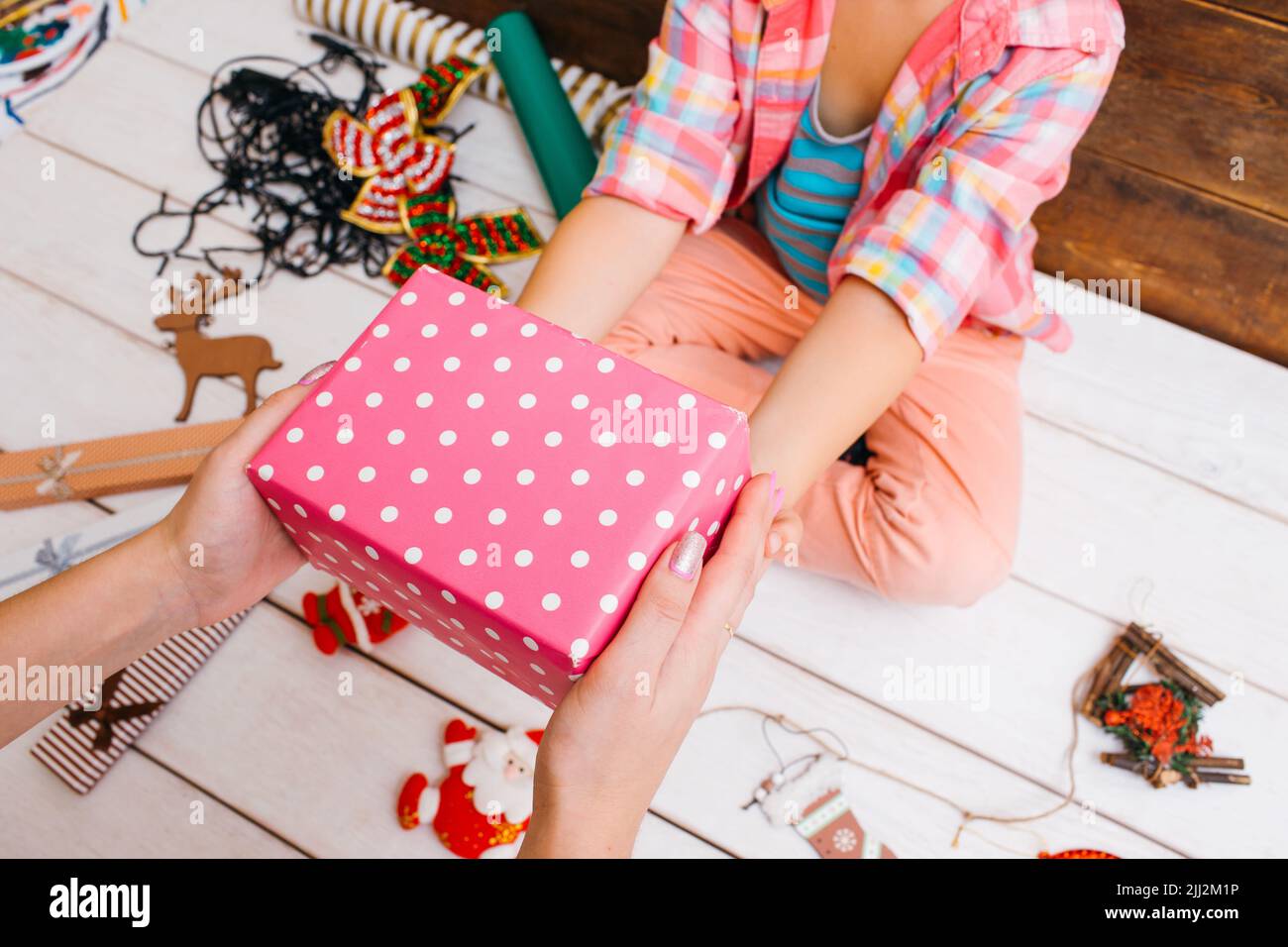 La preparazione della famiglia per il Natale. Atmosfera festosa Foto Stock