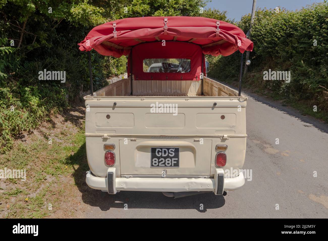 Volkswagen tipo 2 (T2), pick-up con tetto in tela, portapacchi e faretto centrale montato sul tetto. Foto Stock