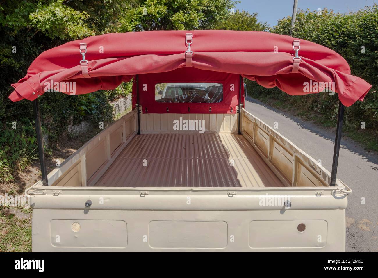 Volkswagen tipo 2 (T2), pick-up con tetto in tela, portapacchi e faretto centrale montato sul tetto. Foto Stock
