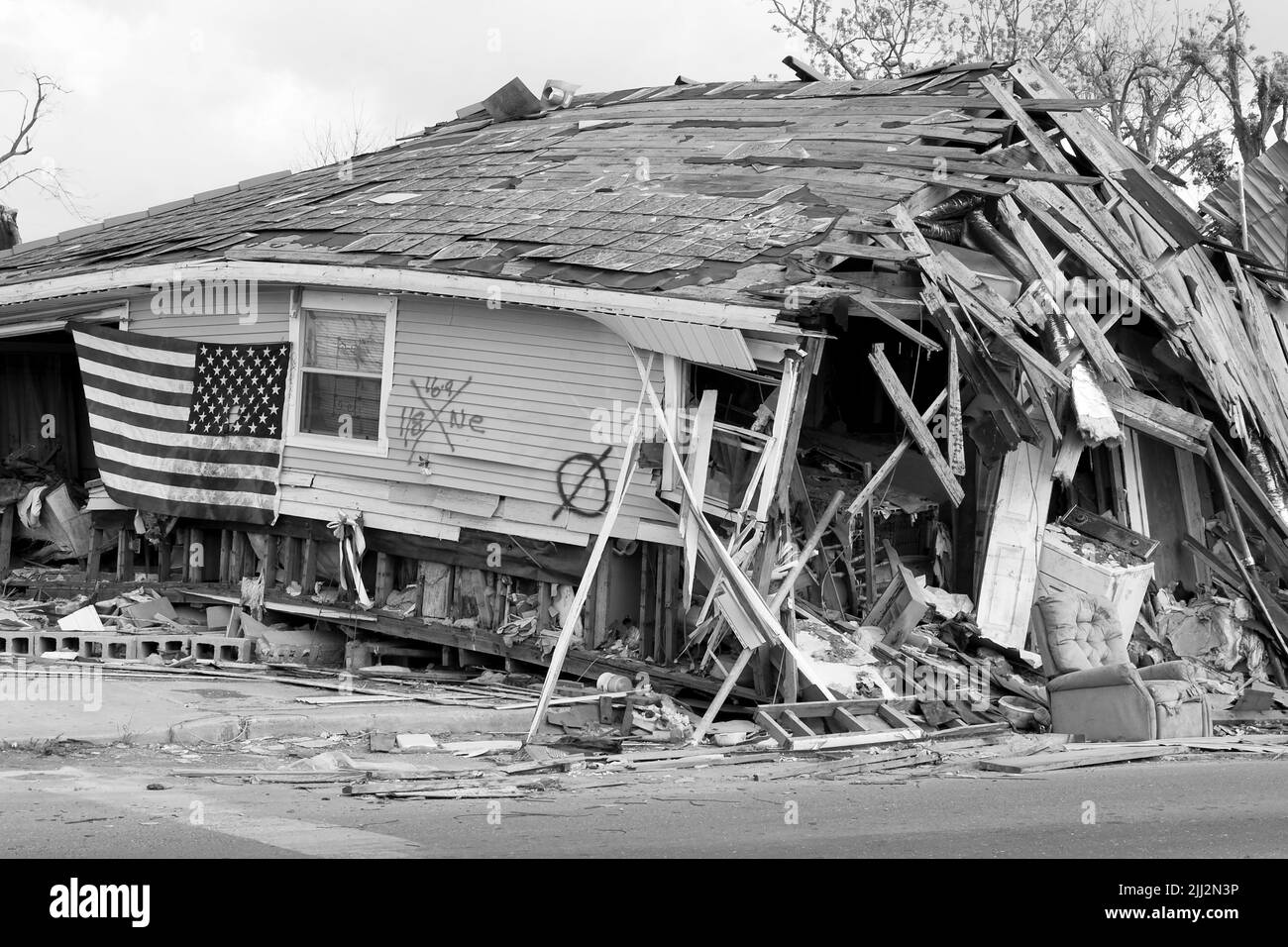 Danni nel Ninth Ward di New Orleans, Louisiana, dall'uragano Katrina, una tempesta di Categoria 5 che ha provocato il caos sulla costa del Golfo degli Stati Uniti nell'agosto 2005. (USA) Foto Stock