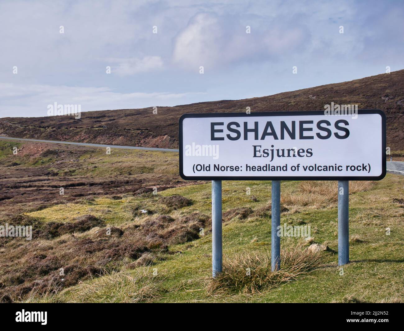 Un cartello bianco con scritta nera sulla strada a Eshaness, Northmavine, Shetland, Regno Unito. Foto Stock