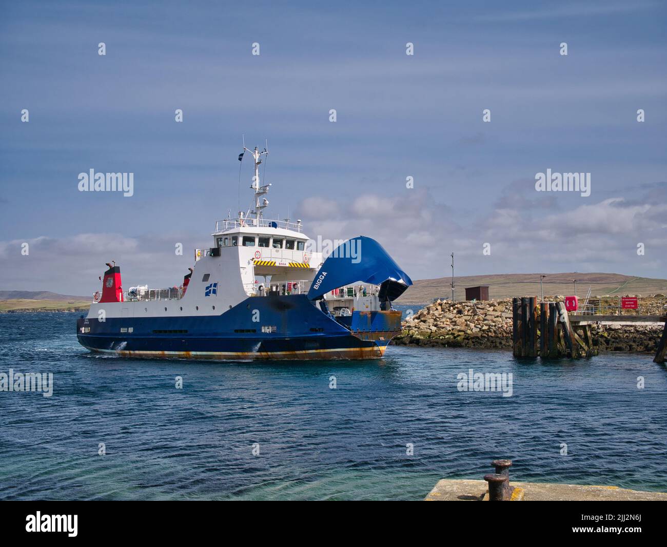 L'interisola rotola su - rotola fuori il traghetto Bigga che arriva al terminal dei traghetti a Gutcher sull'isola di Yell in Shetland, Regno Unito. Foto Stock