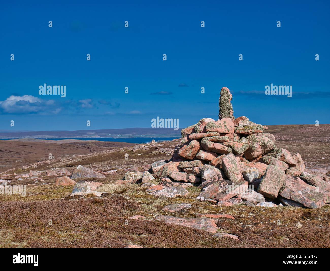 Un granaio rosa e di cairn vicino alla fabbrica di ascia neolitica nelle Beorgs di Uyea, Northmavine, Shetland, Regno Unito. La roccia ignea di rosa RONAS Hill Granite Foto Stock