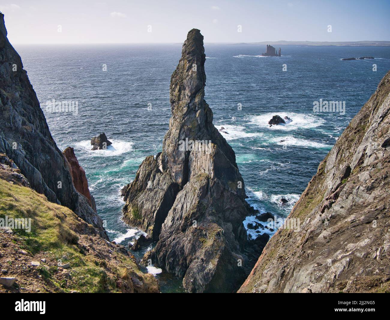Il suggestivo Gordi Stack e il paesaggio costiero della scogliera sul Ness di Hillswick, Northmavine, nel Global Geopark di Shetland, Regno Unito, UNESCO Foto Stock