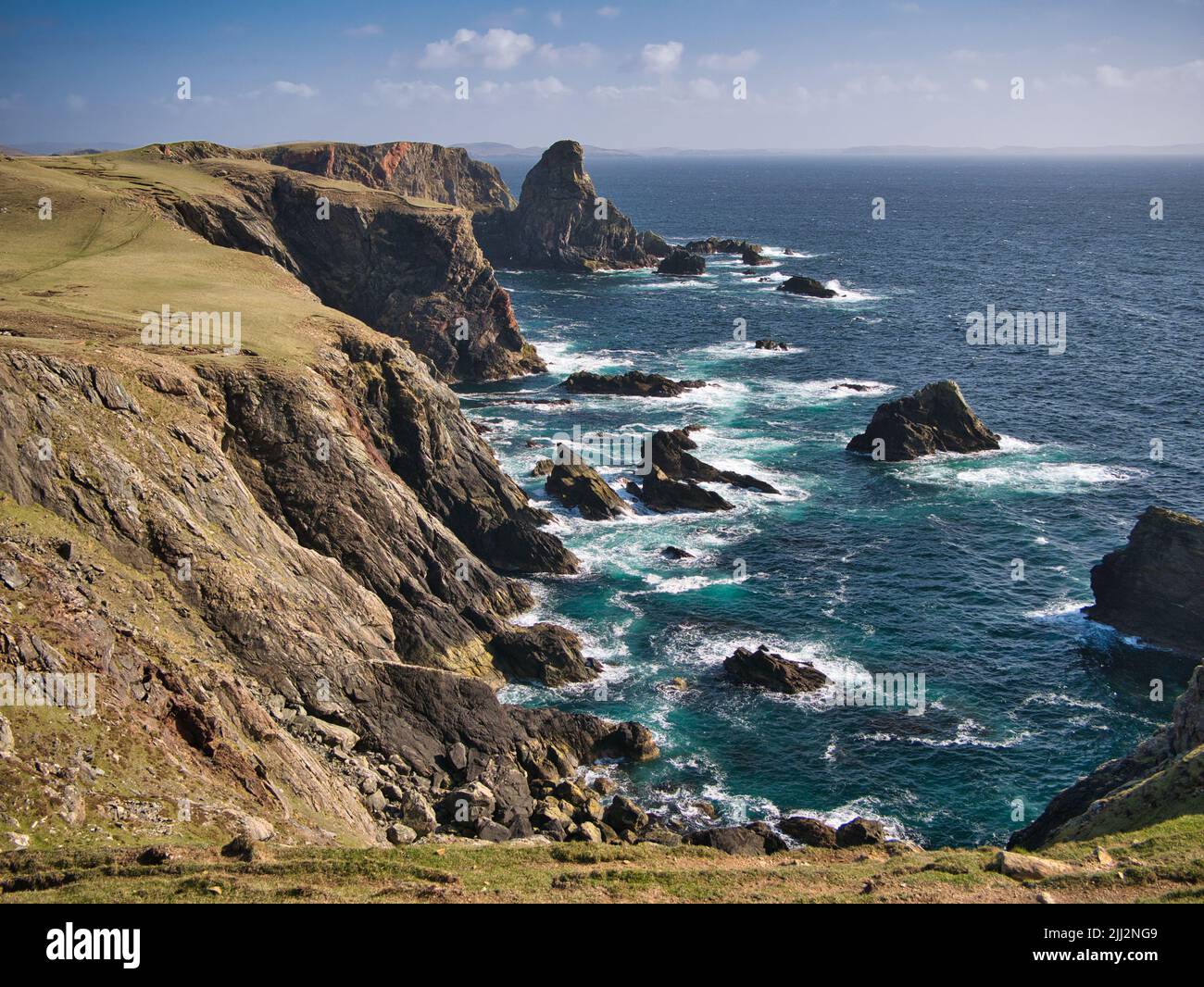 Scenografico scenario costiero sulla Ness of Hillswick, Northmavine, nel Global Geopark of Shetland, Regno Unito, UNESCO Foto Stock