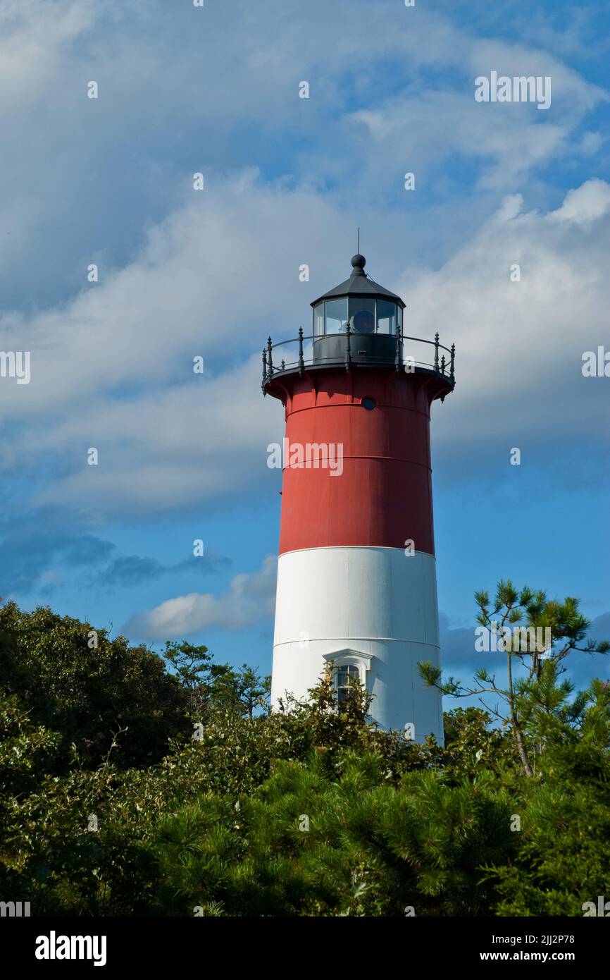 Nauset Lighthouse torre tra le nuvole puffy in una giornata estiva soleggiata a Cape Cod, in Massachusetts. Foto Stock