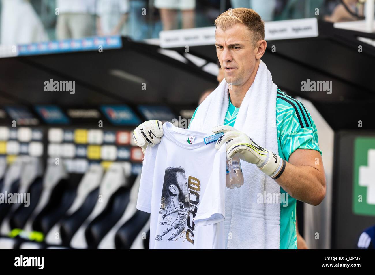 Varsavia, Polonia. 20th luglio 2022. Joe Hart del Celtic FC tiene una t-shirt con un'immagine di Artur Boruc durante l'amichevole incontro tra Legia Warszawa e Celtic FC al Marshal Jozef Pilsudski Legia Warsaw Municipal Stadium. Questa partita è stata l'ultima nella carriera di Artur Boruc (il portiere giocato in passato per Legia Warszawa e Celtic FC). Punteggio finale; Legia Warszawa 2:2 Celtic FC. Credit: SOPA Images Limited/Alamy Live News Foto Stock