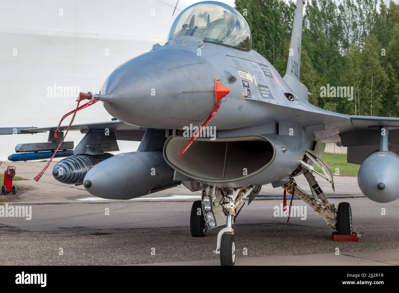 SIAULIAI / LITUANIA - 27 luglio 2019: F-16 esposizione statica velivolo da caccia all'air show Falcon Wings 2019 nella base aerea di Siauliai Foto Stock