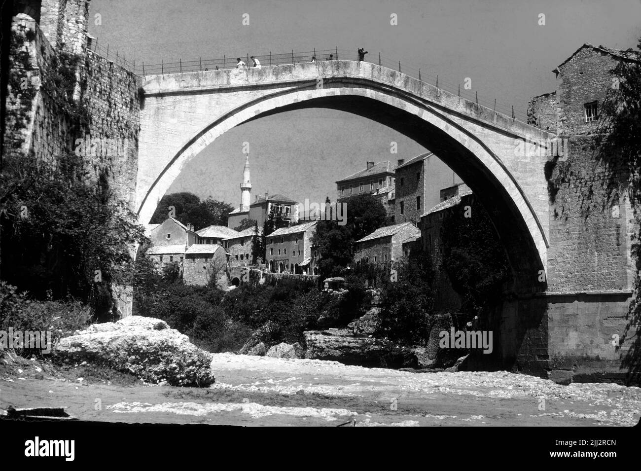 L'originale Ponte Vecchio sul fiume Neretva nella città di Mostar, Bosnia-Erzegovina nel maggio 1975 Foto Stock