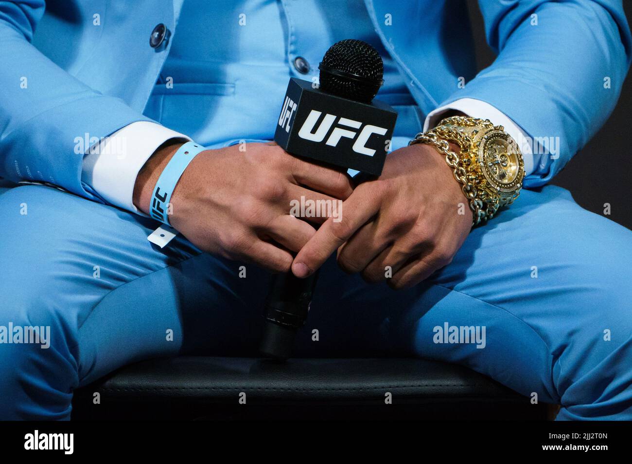 Londra, Regno Unito. 22nd luglio 2022. Il combattente brasiliano della UFC Charles Oliveira interagisce con i media durante la UFC 280: Oliveira contro Makhachev Press Conference alla O2 Arena il 22 luglio 2022, a Greenwich, Londra, Regno Unito. Credit: ZUMA Press, Inc./Alamy Live News Foto Stock