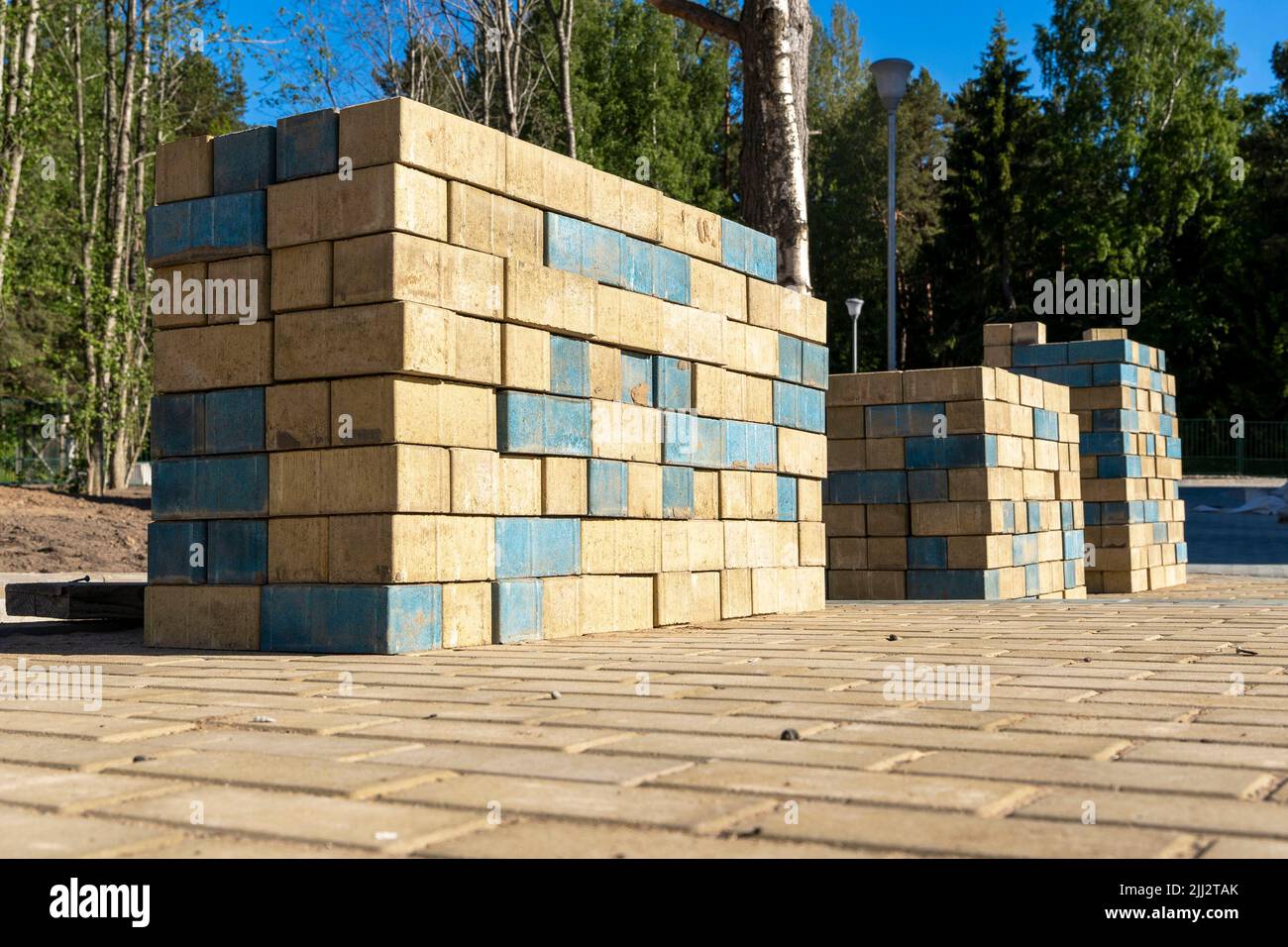 pile di lastre di pavimentazione per percorsi di pavimentazione impilati su un cantiere Foto Stock