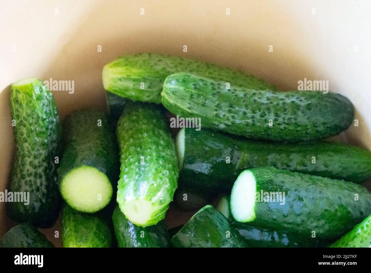 Mazzetto di cetrioli sott'aceto. Salato cibo biologico Foto Stock