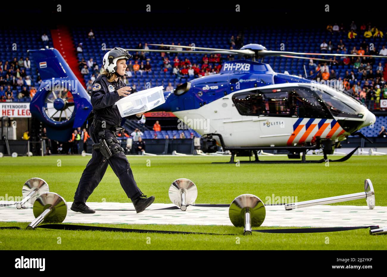 Rotterdam, Paesi Bassi. 22nd luglio 2022. 2022-07-22 20:54:46 ROTTERDAM - gli ufficiali di polizia alzano la bandiera con un elicottero di polizia durante l'apertura dei Giochi di polizia & di fuoco del mondo, i giochi internazionali per i vigili del fuoco, la polizia, le dogane e il personale di prigione. ANP SEM VAN DER WAL netherlands OUT - belgium OUT Credit: ANP/Alamy Live News Foto Stock
