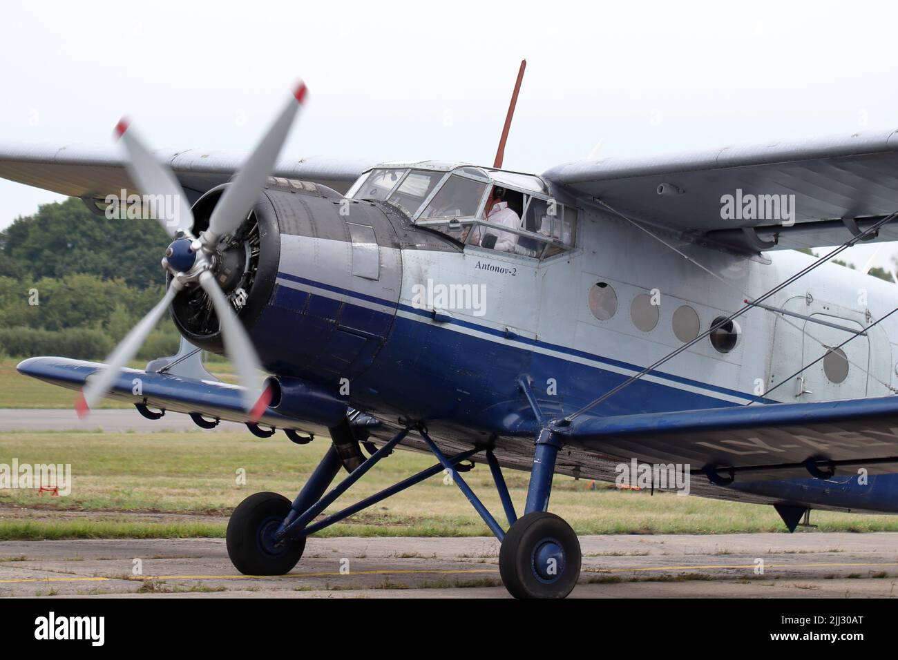 KAUNAS / LITUANIA - 10 agosto 2019: Lituano LY-AEX Antonov AN-2 aerei da trasporto che tassano in air show a S. Darius e S. Girėnas Aeroporto Foto Stock