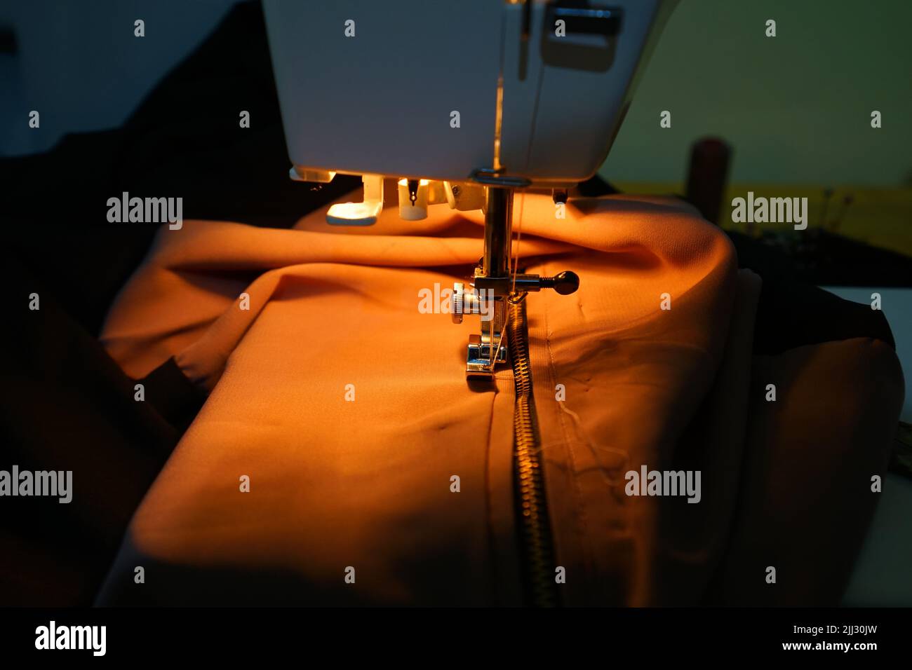 Cucire progresso su cerniera in abito rosa Foto Stock