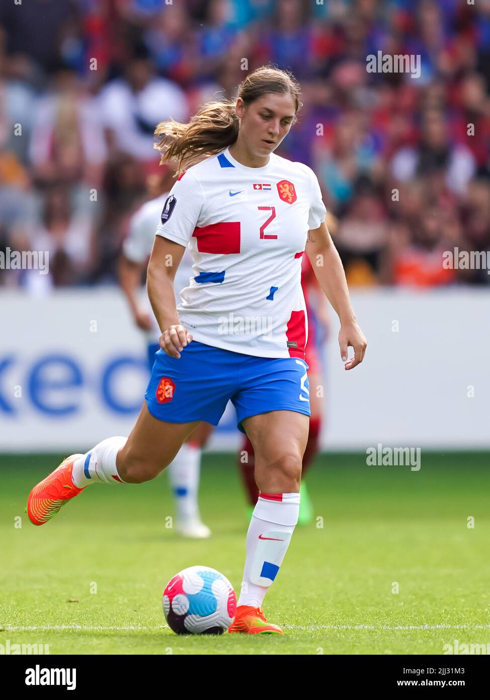 Sheffield, Regno Unito. 17th luglio 2022. Sheffield, Inghilterra, luglio 17th 2022: Aniek Nouwen (2 Paesi Bassi) controlla la palla durante la partita di calcio UEFA Womens Euro 2022 del gruppo C tra Svizzera e Paesi Bassi a Bramall Lane a Sheffield, Inghilterra. (Daniela Porcelli/SPP) Credit: SPP Sport Press Photo. /Alamy Live News Foto Stock