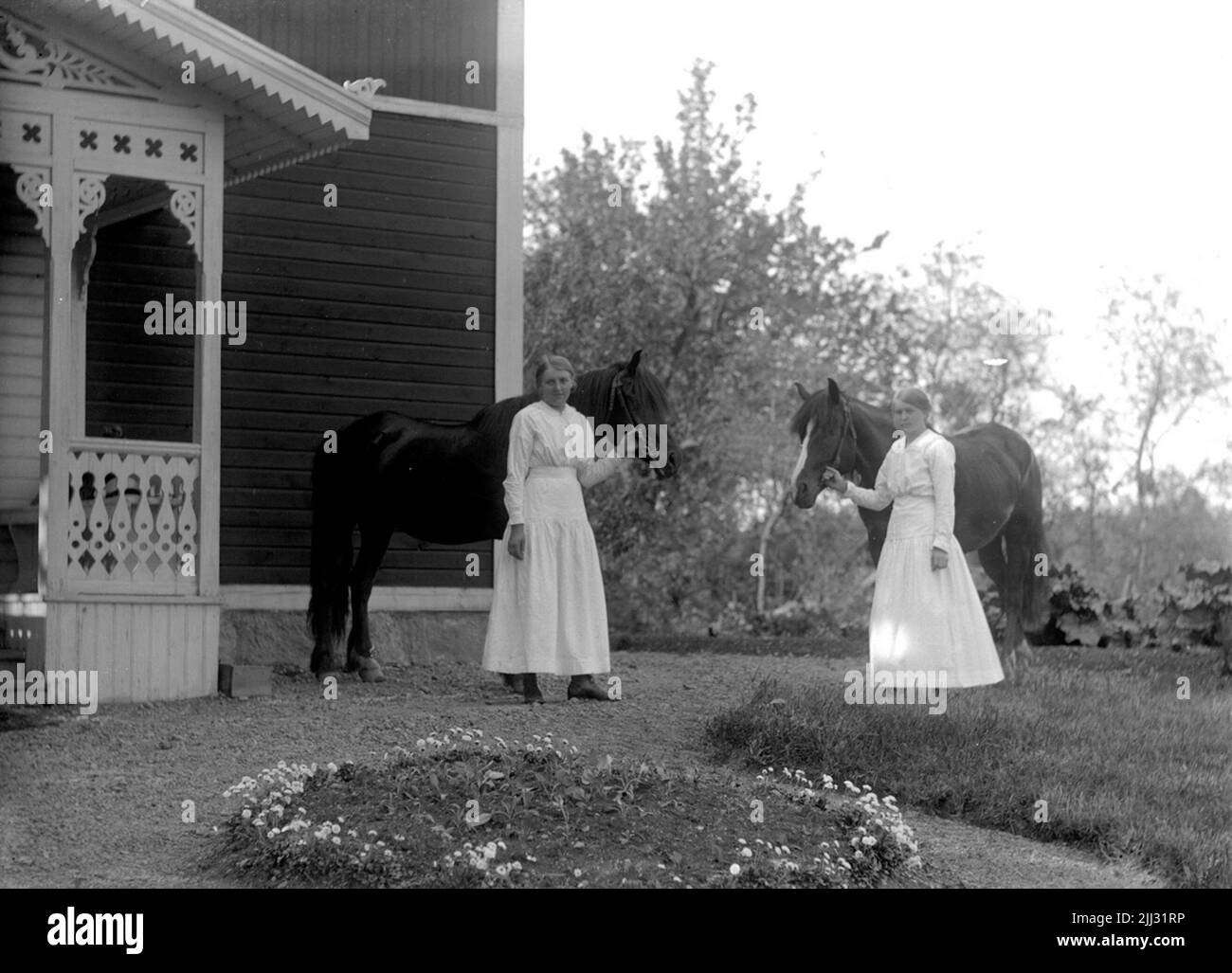 Due ragazze e due cavalli.Bostadshus. Foto Stock
