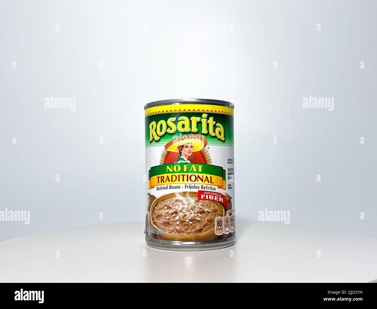 Orlando, FL USA - 14 luglio 2022: Una lattina di fagioli refrigerati Rosarita su sfondo bianco. Foto Stock