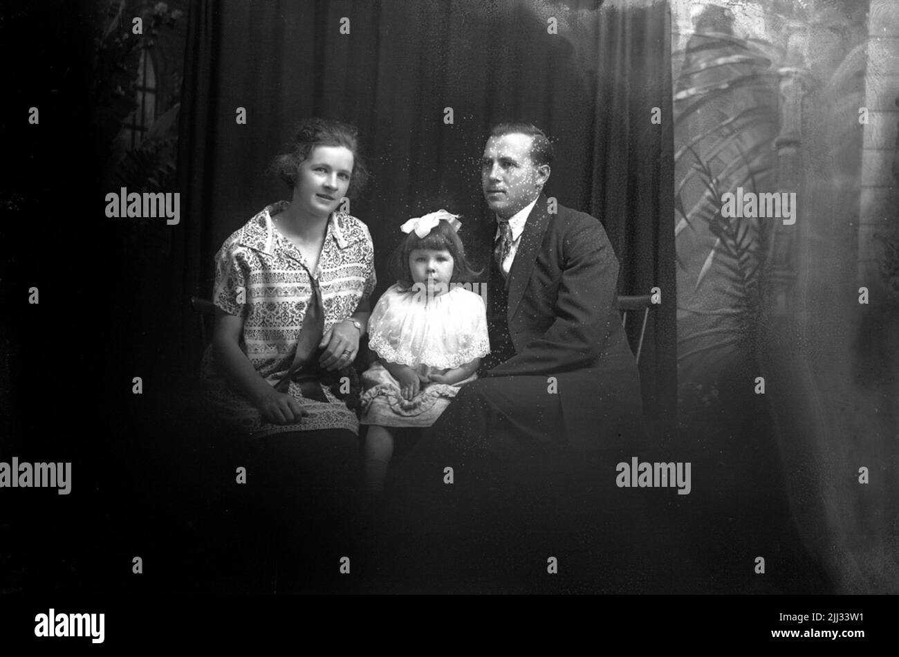 Gruppo familiare tre persone.Sigrid Hallberg b. Eriksson, nato il 1902-09-09 a Svennevadsby a Svennevad, morì il 2003-11-08 a Northern Hyddan a Svennevad.anton Hallberg, nato il 1890-03-26 in Ohio, USA, morì il 1984-01-30 a Northern Hydan a Svennevad.barbro Hallberg, nato il 1924-02-10 a Northern Hydan a Svennevad, Brantås morì nel 2000-11-01. Foto Stock