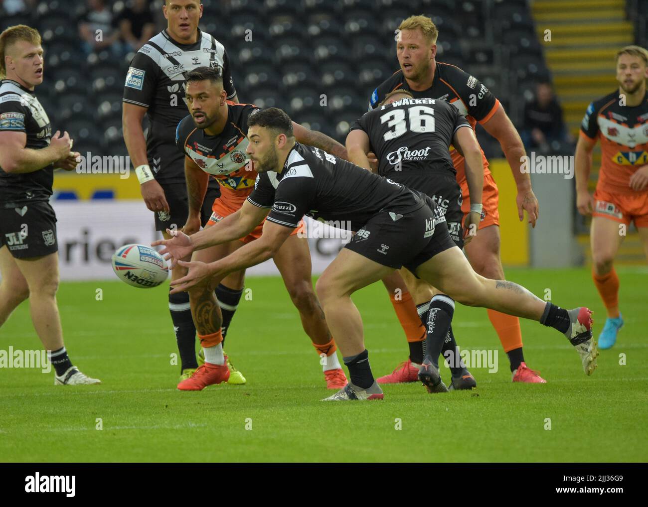 Hull, Regno Unito. 22nd luglio 2022. Jake Connor of Hull FC passa la palla Hull FC V Castleford Tigers venerdì 22nd luglio 2022 MKM Stadium, Hull, UK Super League Credit: Craig Cresswell/Alamy Live News Credit: Craig Cresswell/Alamy Live News Foto Stock