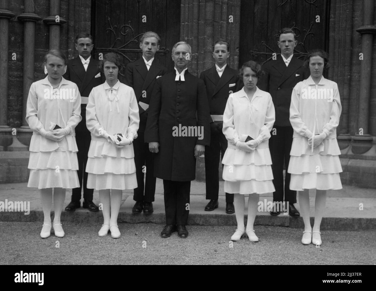 Dövstumskolan, Sturegatan 3, Örebro.Confirmander, 4 ragazze, 4 ragazzi e Pastore Hilding Blix (nato a Junsele 1881, morto 1929) di fronte alla chiesa. Sig.na Nyberg Foto Stock