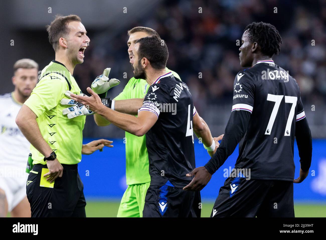 Perth, Australia, 22 luglio 2022. Luka Milivojevic of Crystal Palace è prenotato dopo aver spinto il Referee durante L'ICONA Festival della partita di calcio internazionale tra Crystal Palace e Leeds United all'Optus Stadium il 22 luglio 2022 a Perth, Australia. Credit: Graham Conaty/Speed Media/Alamy Live News Foto Stock