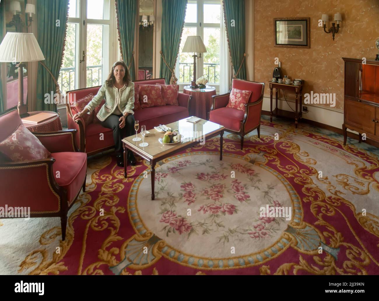 Donna seduta in Suite in hotel Foto Stock