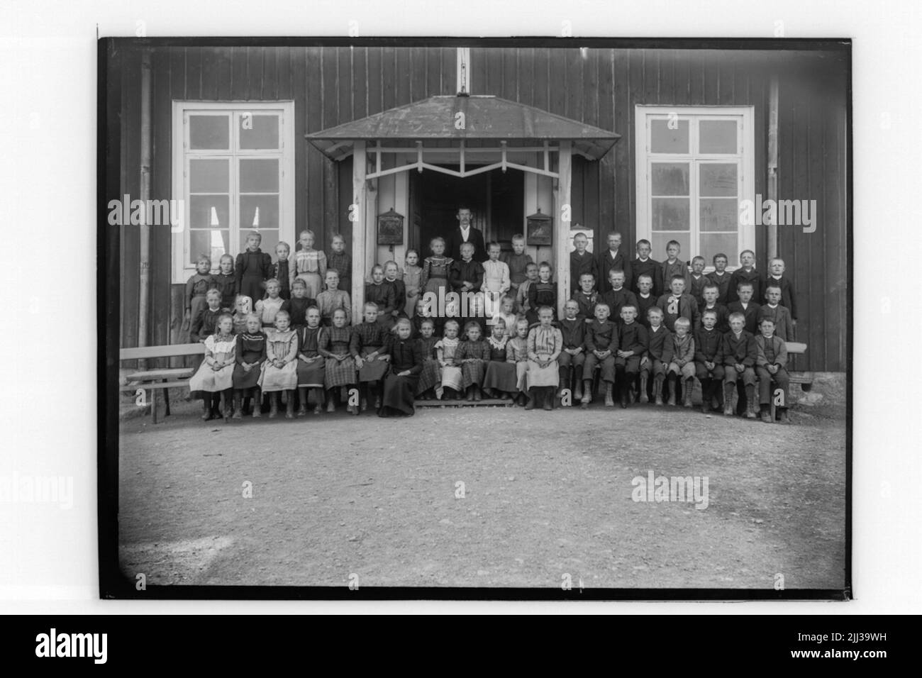 Scuola di Hagaby, 53 bambini con insegnanti Hektor. Foto Stock